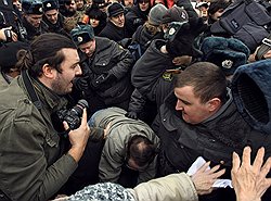 В круговороте журналистов и оппозиционеров на Пушкинской площади правоохранительным органам удалось задержать около 70 человек. Фото: Дмитрий Лекай/Коммерсантъ. Загружается с сайта Ъ