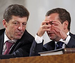 Дмитрий Медведев объяснил Дмитрию Козаку, что нужно делать с главами муниципалитетов, которые задирают тарифы. Фото: Дмитрий Азаров/Коммерсантъ. Загружается с сайта Ъ