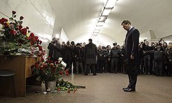  Около места первого взрыва Дмитрий Медведев пообещал найти и уничтожить террористов. Фото: AFP. Загружается с сайта Ъ