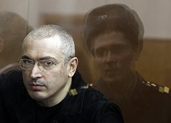 Защита Михаила Ходорковского попросила к его выступлению возобновить видеотрансляции из зала суда. Фото: REUTERS/Grigory Dukor. Загружается с сайта Ъ