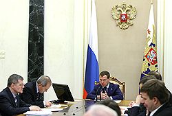Дмитрий Медведев велел подчиненным реагировать на жалобы граждан на коррупцию. Фото: РИА НОВОСТИ/POOL. Загружается с сайта Ъ