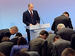 Соратники Владимира Путина по партийной борьбе, начиная очередной ее виток, приветствуют своего лидера. Фото: Дмитрий Азаров/Коммерсантъ. Загружается с сайта Ъ