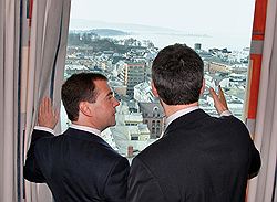 Президент Дмитрий Медведев (слева) и премьер-министр Йенс Столтенберг (справа) смогли поделить море. Фото: Александр Миридонов/Коммерсантъ. Загружается с сайта Ъ
