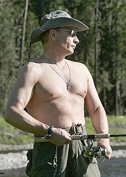 Эта классическая фотография Владимира Путина напоминает исторический анекдот об императоре Александре III, ловящем рыбу. Возможно, так и было задумано. Фото AP/RIA NOVOSTI, PREZIDENTIAL PRESS SERVISE. Загружается с сайта НеГа