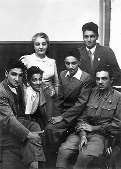 Детям Анастаса Микояна (сидят: второй слева – Серго, в центре – Вано, справа – Степан) сходили с рук разнообразные ошибки молодости. Загружается с сайта Ъ