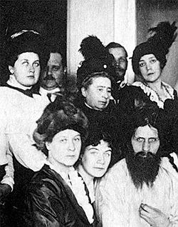 Анна Вырубова (первая слева) среди почитателей Григория Распутинаю Загружается с сайта Ъ