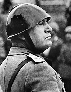 Бенито Муссолини, вождь. Загружается с сайта Ъ