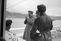 Во время своих поездок по стране Сталин предпочитал встречам с широкими народными массами общение с тесным кругом преданных партийных и советских руководителей. Загружается с сайта Ъ