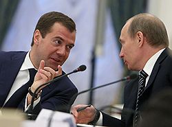 В первые две недели после победы на президентских выборах Дмитрий Медведев получил лишь малую толику полномочий Владимира Путина. Загружается с сайта Ъ