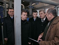 В число верных медведевцев могут войти некоторые из молодых губернаторов, пришедших во власть из бизнеса, такие как Дмитрий Зеленин (на фото крайний слева). Загружается с сайта Ъ