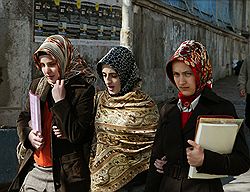 Студентки, одетые в соответствии с нормами ислама, признаны угрозой конституционному строю Турции. Загружается с сайта Ъ