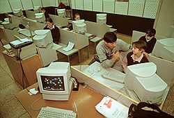 Дмитрий Медведев нашел способ повысить посещаемость компьютерных классов в школах. Загружается с сайта Ъ