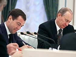 Во второй половине марта Владимир Путин предоставил Дмитрию Медведеву гораздо больше возможностей для самовыражения, чем в первые две недели после выборов. Загружается с сайта Ъ
