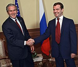 Джордж Буш сыграл роль президента-тренажера для президента-стажера Дмитрия Медведева. Загружается с сайта Ъ