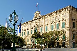 Здание Оберж де Кастилье на Мальте первоначально было подворьем испанских и португальских рыцарей. Загружается с сайта Ъ