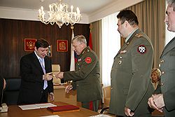 Пример Александра Хлопонина (крайний слева) доказывает, что в губернаторском кресле дослужиться до полковника проще, чем в окопе. Загружается с сайта Ъ