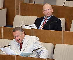Владимир Жириновский и депутаты его фракции (вверху Игорь Лебедев) часто солируют в утренней распевке. Загружается с сайта Ъ