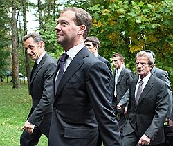 Дмитрий Медведев предложил хорошим России и Европе дружить вместе против плохих США. Загружается с сайта Ъ