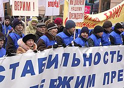 Митингующие в Москве теперь вынуждены ограничиться тротуарами. Загружается с сайта Ъ