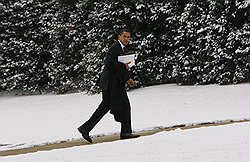 После первой победы в конгрессе США Барак Обама совсем не походил на триумфатора. Фото: AP. Загружается с сайта Ъ