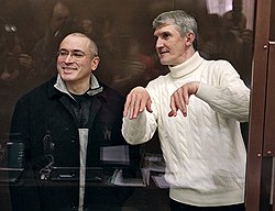 Михаил Ходорковский и Платон Лебедев чувствуют себя подопытными кроликами в руках российского правосудия. Фото: Василий Шапошников/Коммерсантъ. Загружается с сайта Ъ