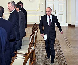 Председатель правительства России Владмир Путин (справа). Фото: Дмитрий Азаров/Коммерсантъ. Загружается с сайта Ъ